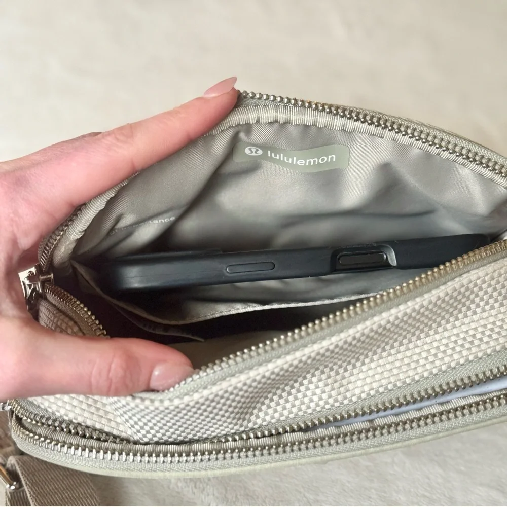 NWT Lululemon Crossbody Camera Bag *Canvas 2L – Movage Tan/Light Ivory/Raw Linen - Picture 8 of 16